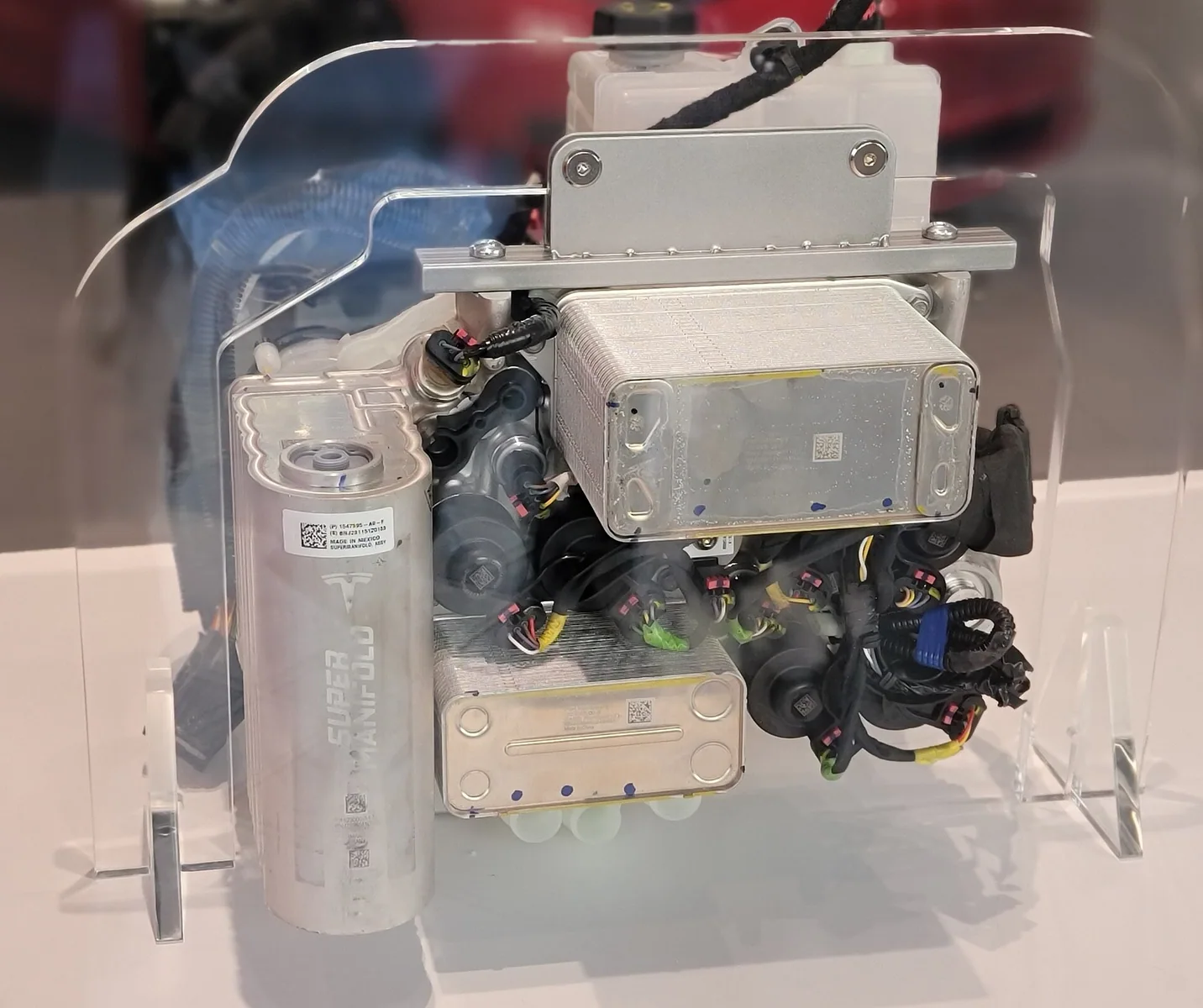 Conjunto de bomba de calor de Tesla expuesto para mostrar su arquitectura..