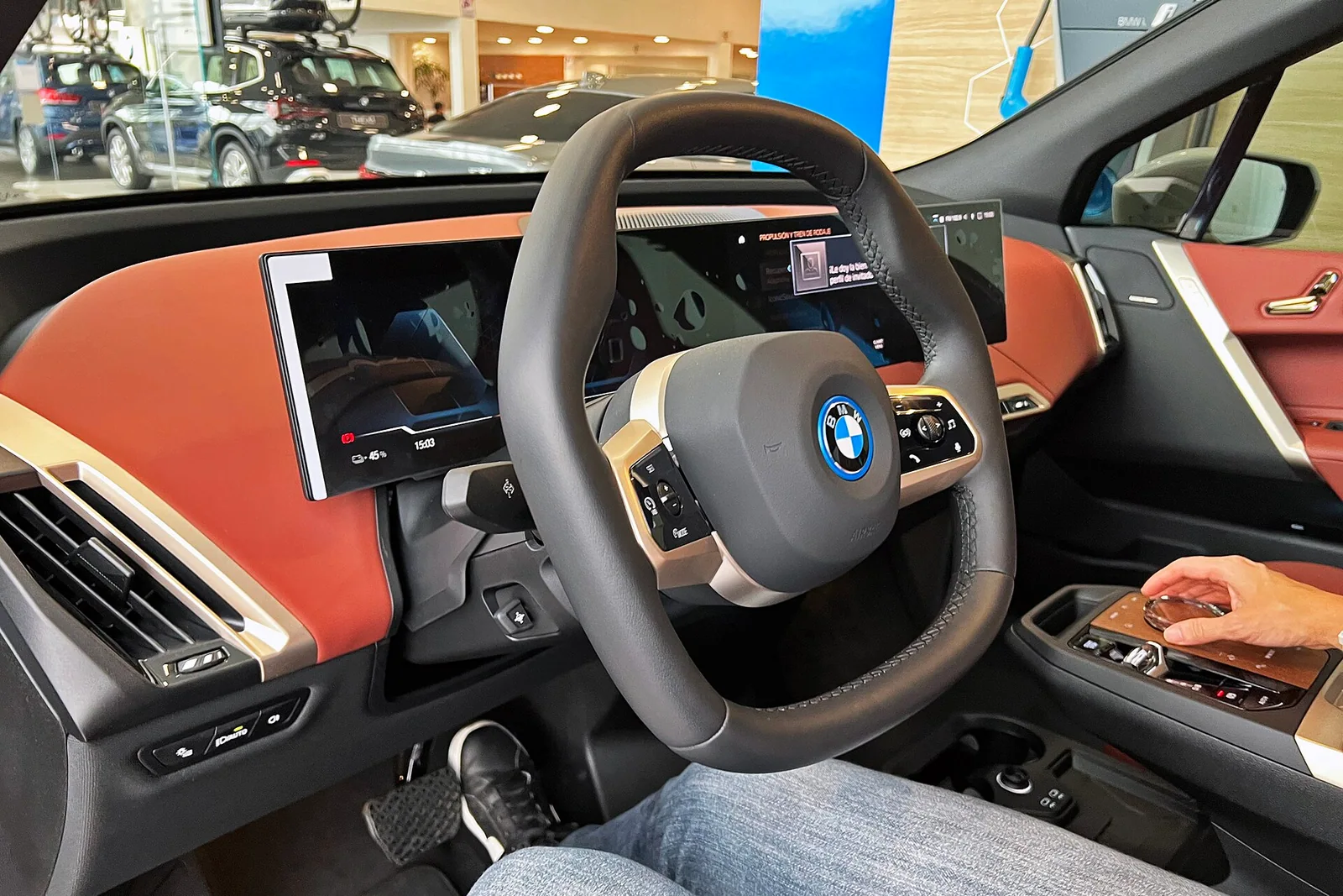 Puesto de conducción de un BMW iX.