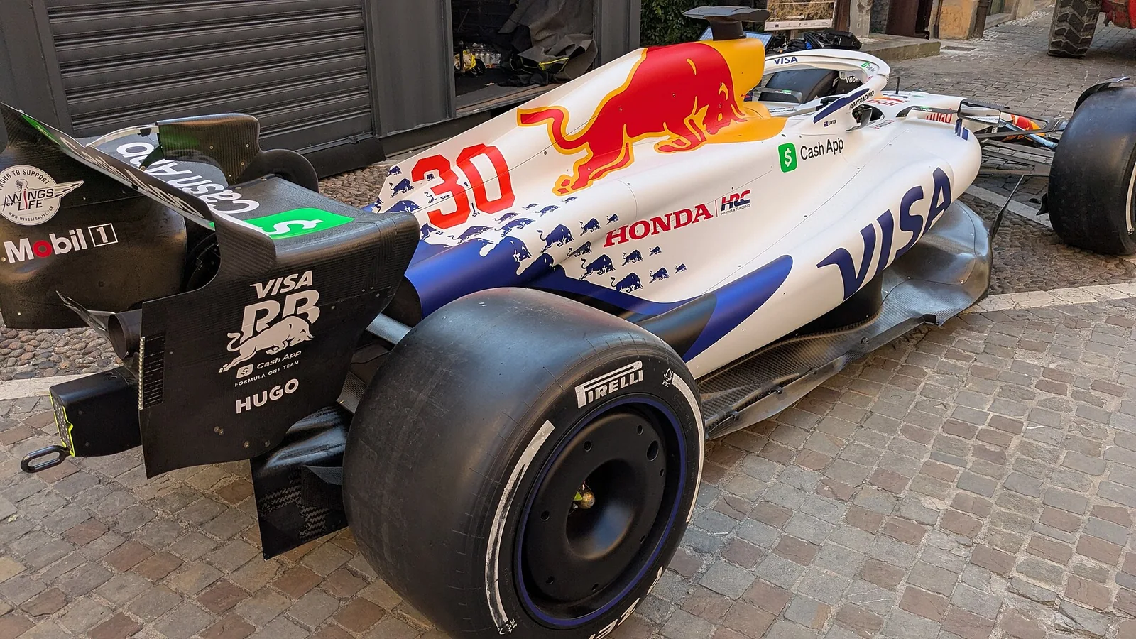 Monoplaza Racing Bulls VCARB 02 mostrado en Imola en 2025.