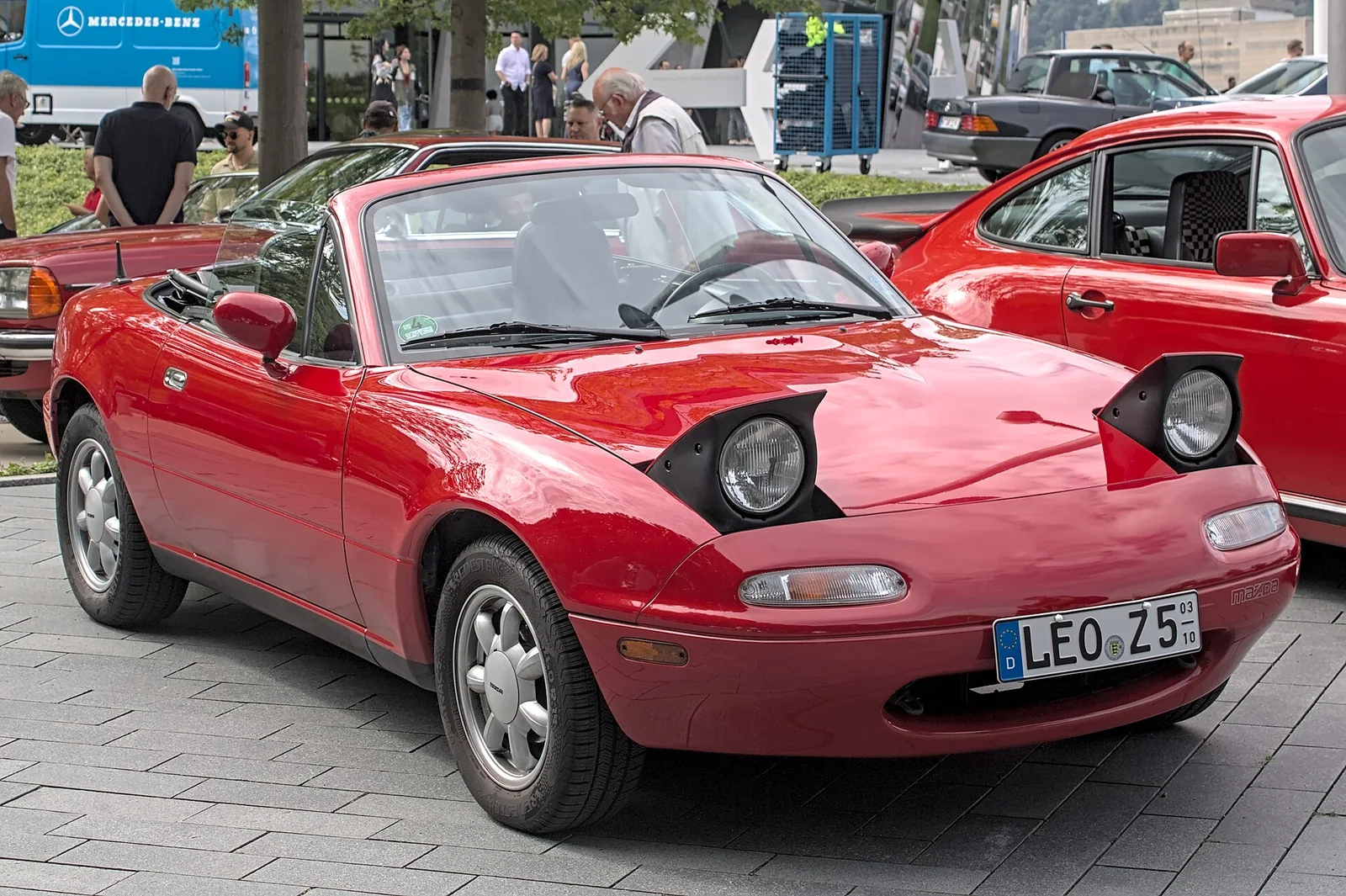 Mazda MX-5 de primera generación (NA), fotografiado en 2024..